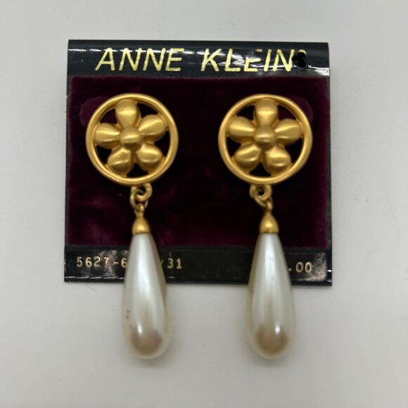 Vintage Anne Klein Gold Flower Round Stud Earrings With White Faux Pearl Drops - Picture 7 of 10